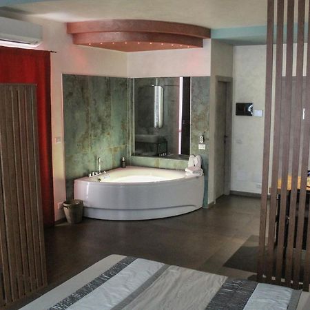 Garda Fantasy Apartment - Jacuzzi Desenzano del Garda Exteriör bild