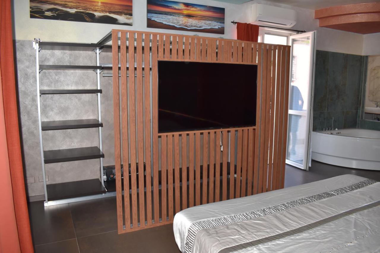 Garda Fantasy Apartment - Jacuzzi Desenzano del Garda Exteriör bild