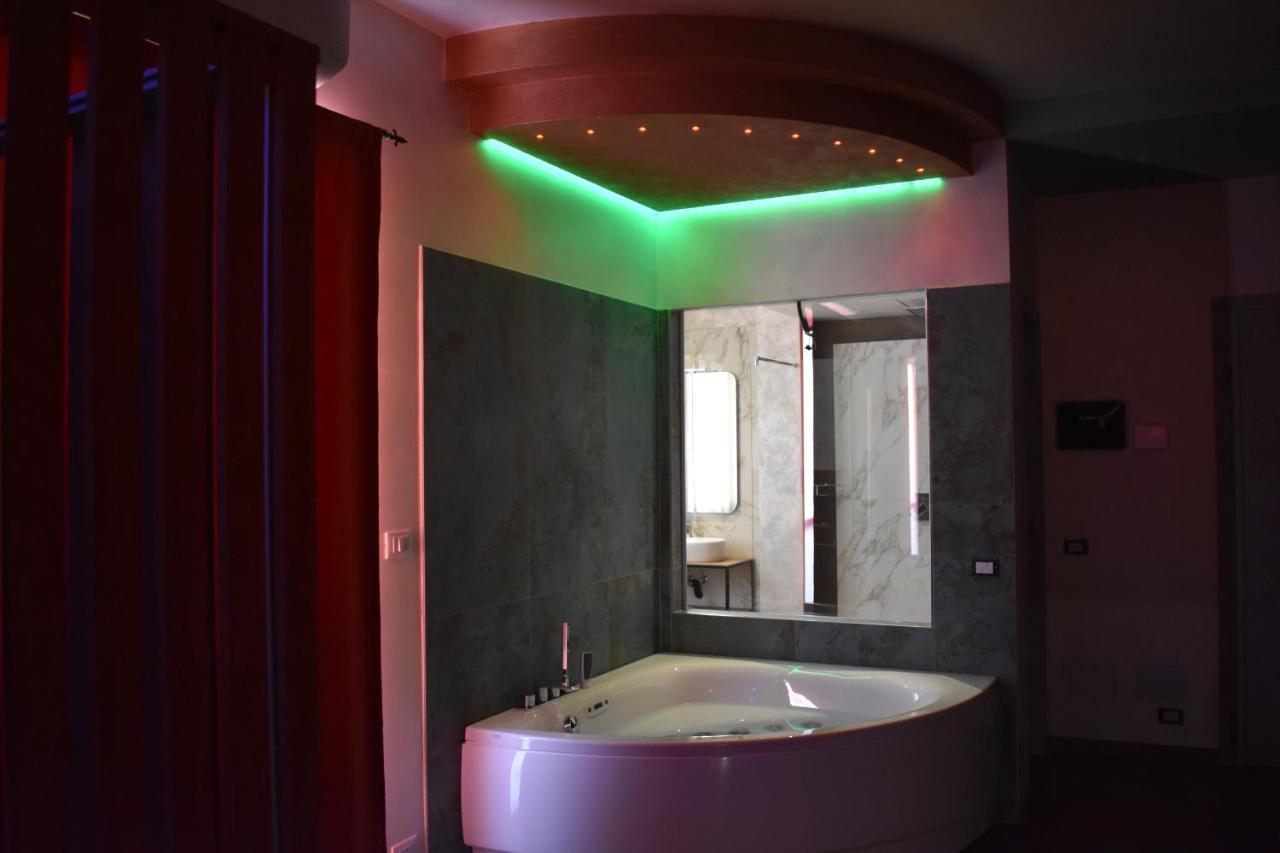 Garda Fantasy Apartment - Jacuzzi Desenzano del Garda Exteriör bild