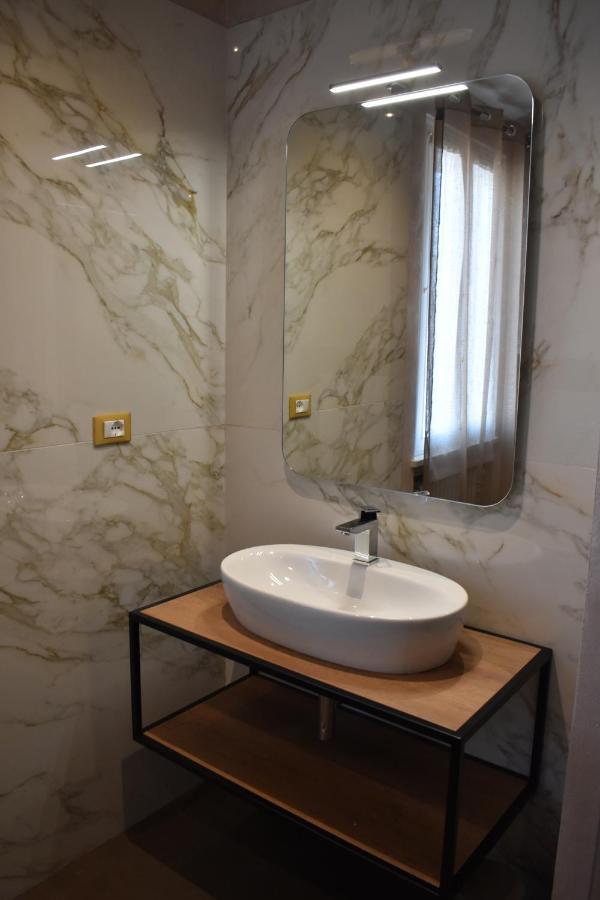 Garda Fantasy Apartment - Jacuzzi Desenzano del Garda Exteriör bild