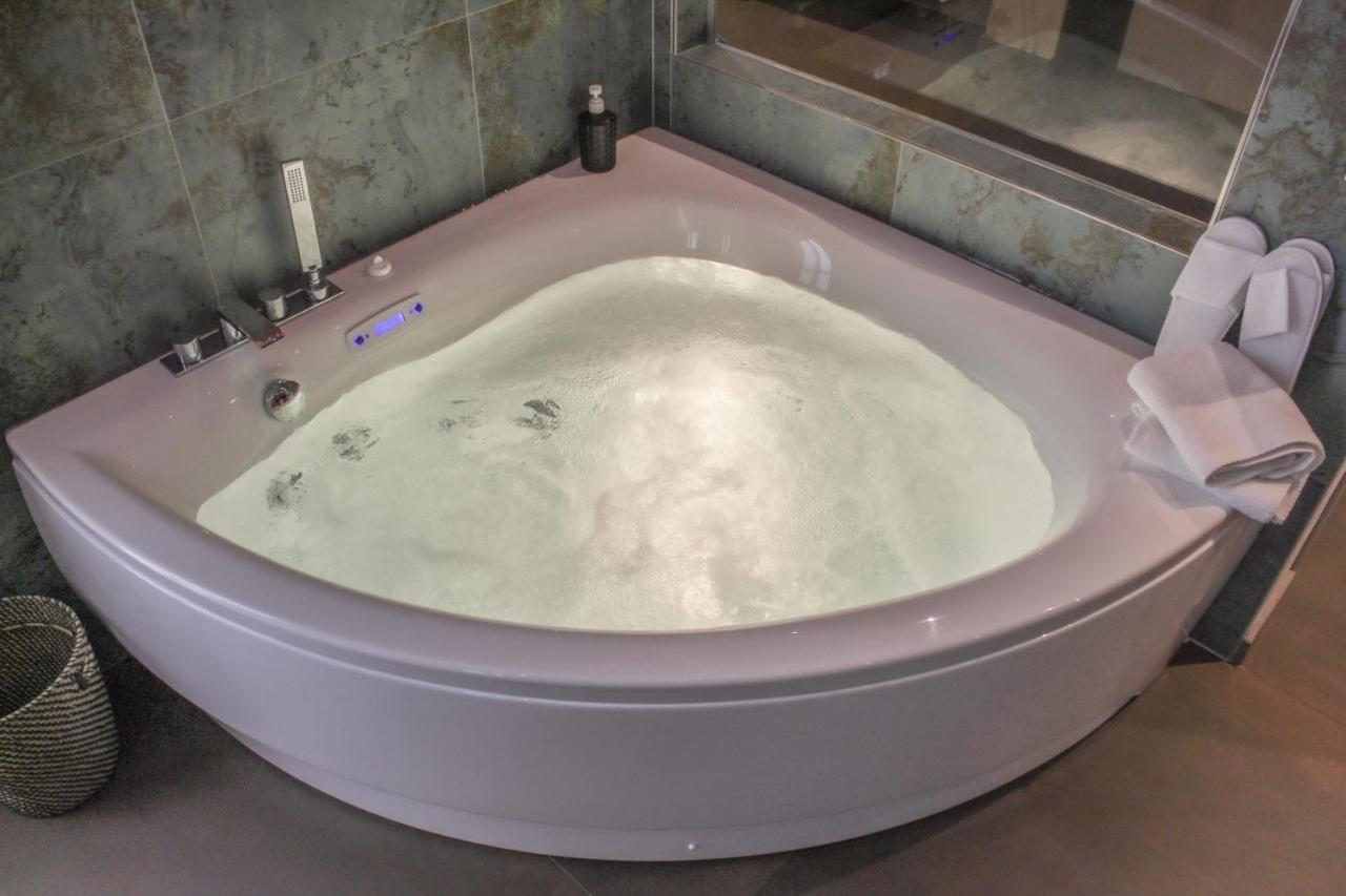 Garda Fantasy Apartment - Jacuzzi Desenzano del Garda Exteriör bild