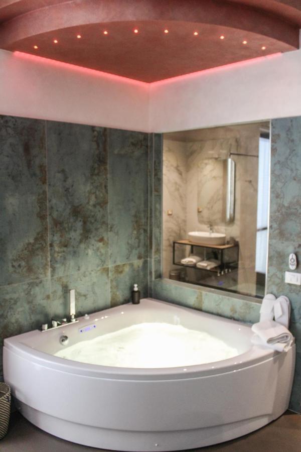 Garda Fantasy Apartment - Jacuzzi Desenzano del Garda Exteriör bild