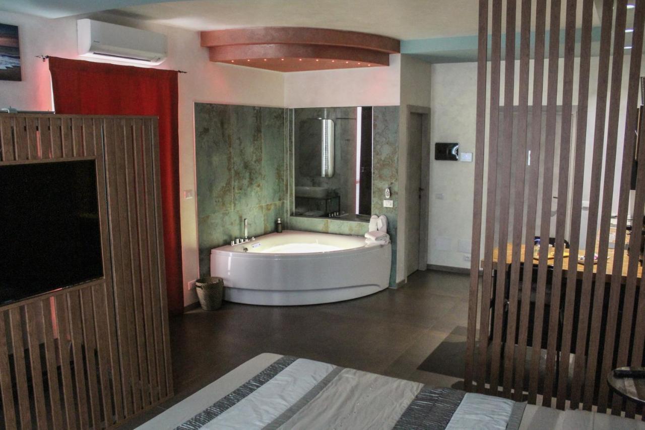 Garda Fantasy Apartment - Jacuzzi Desenzano del Garda Exteriör bild