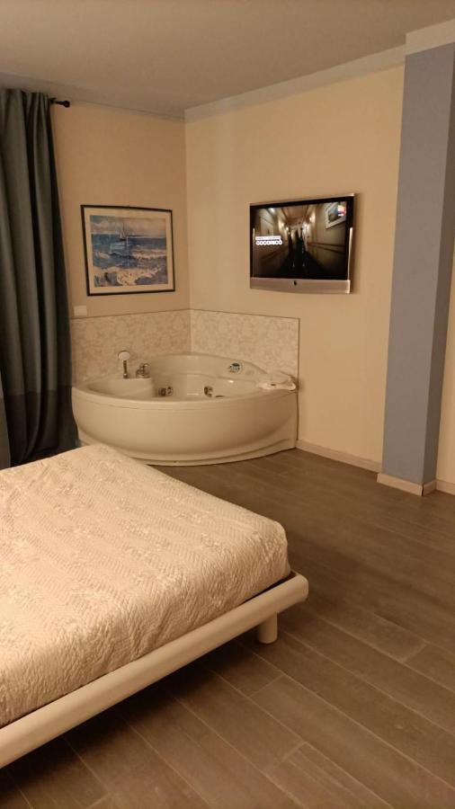 Garda Fantasy Apartment - Jacuzzi Desenzano del Garda Exteriör bild
